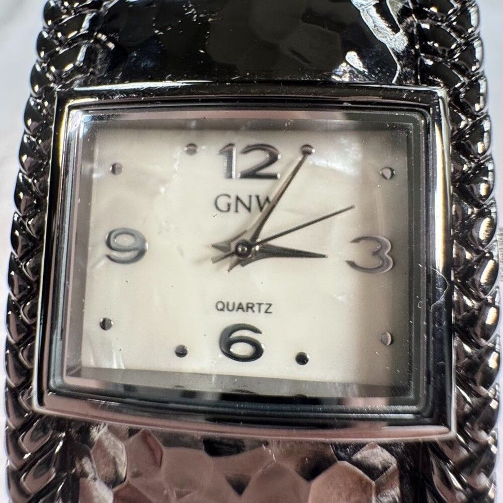 GNW Hammered Cuff Silver Toned Wide Bracelet Watch Y2K Quartz - Picture 4 of 16